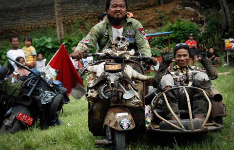 Fumes - Art, Photography, Ideas - 100604 ALEJANDRO PLESCH INDO VESPA 14