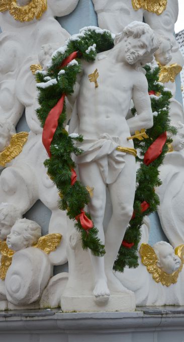 Die Statue des Heiligen Sebastian an der Dreifaltigkeitssäule auf dem Lengfurter Marktplatz