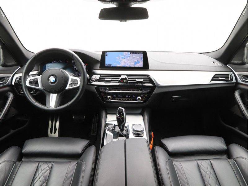 BMW 5 Serie 520i Touring High Exe M-Sport afbeelding 13