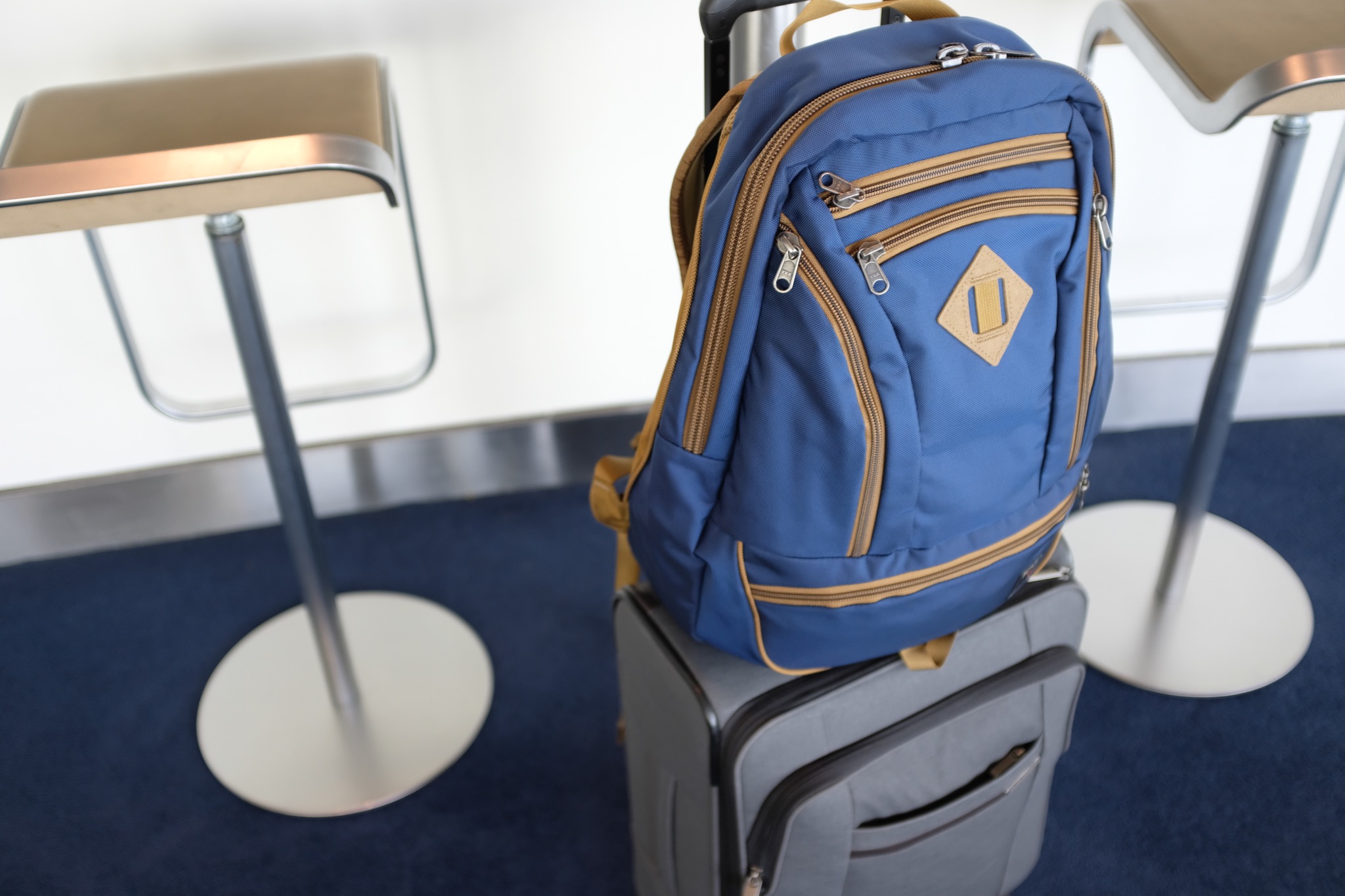 The Guide’s Edition sits perfectly on a rolling bag, however it doesn’t have any luggage handle straps