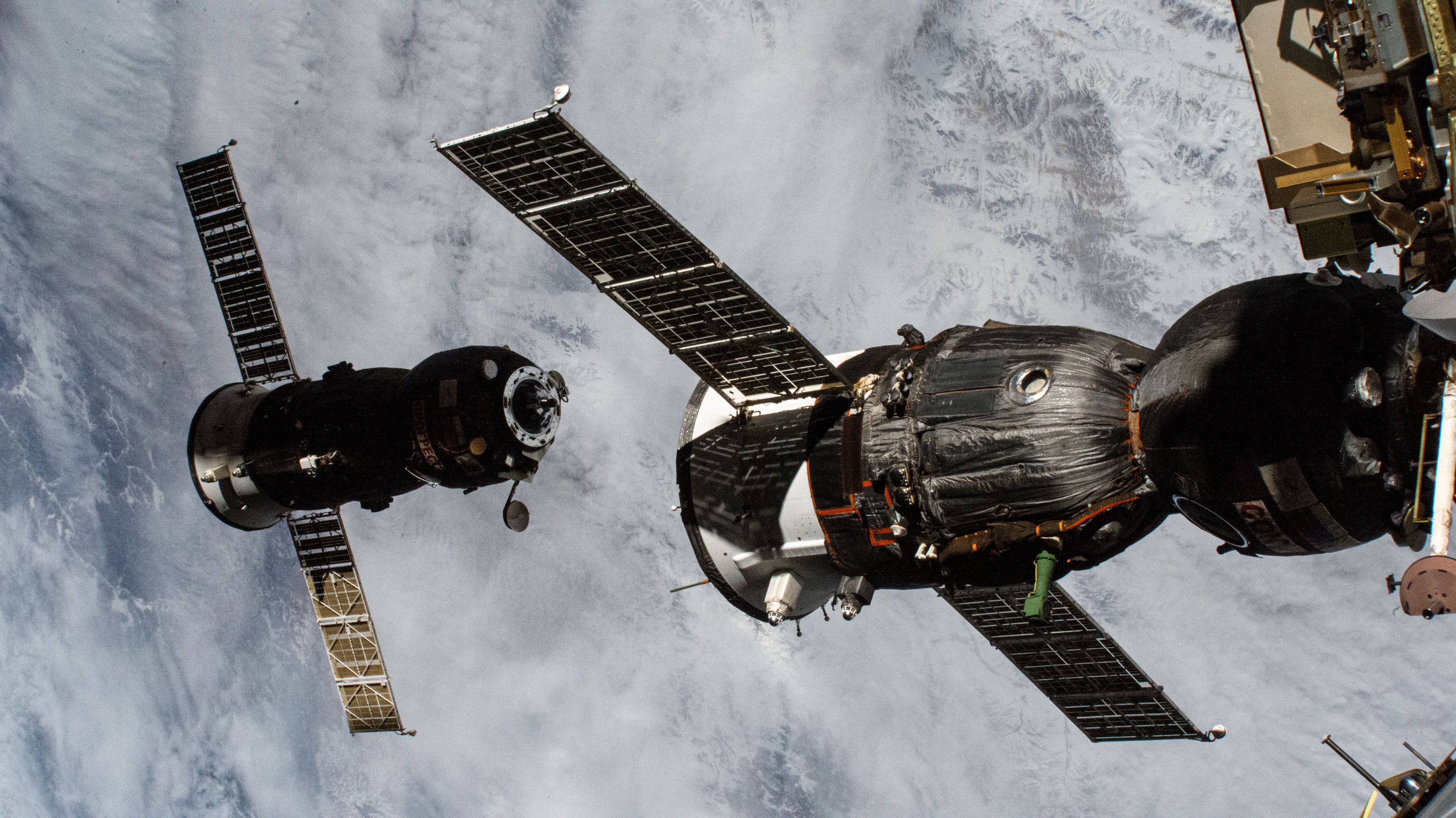 Imaginea 1: Nava cargo Progress MS-15 (fundal), la câteva minute după decuplarea de modulul Pirs al Stației Spațiale Internaționale (Sursa foto: NASA)
