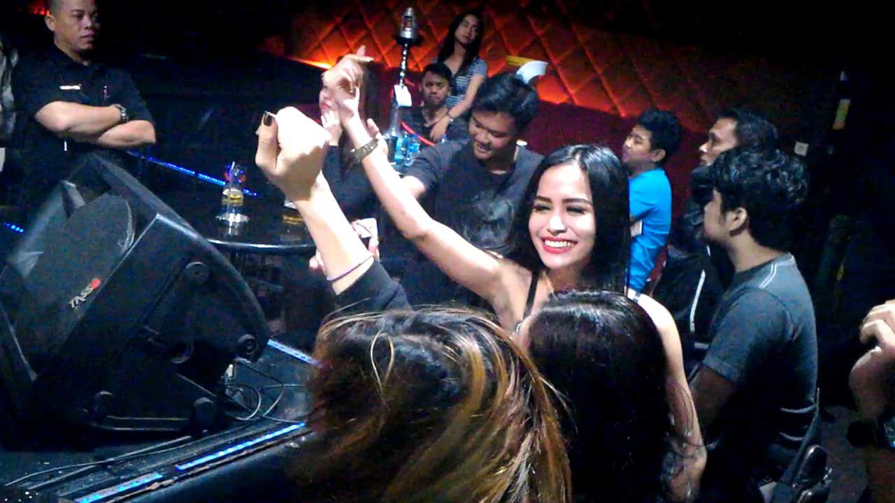 Gemerlap Malam Di Hotel Fashion Lounge Flirt Bar & Lounge - Gunung Sahari