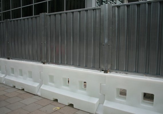 Water-filled hoarding system