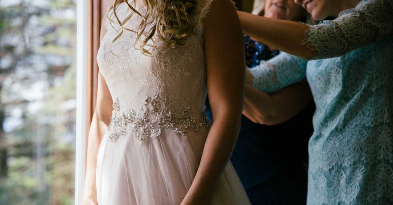 Detailfotos Hochzeit: Bilder vom Brautkleid anziehen.