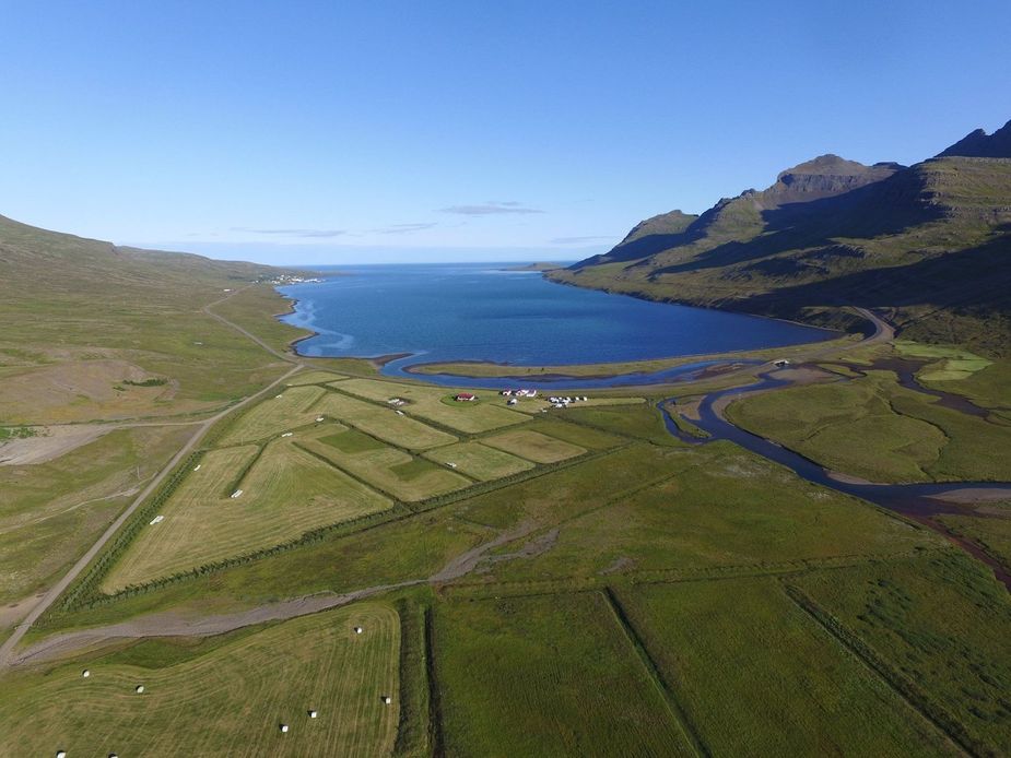 Blick über die Gegend und den Stöðvarfjörður in Ostisland
