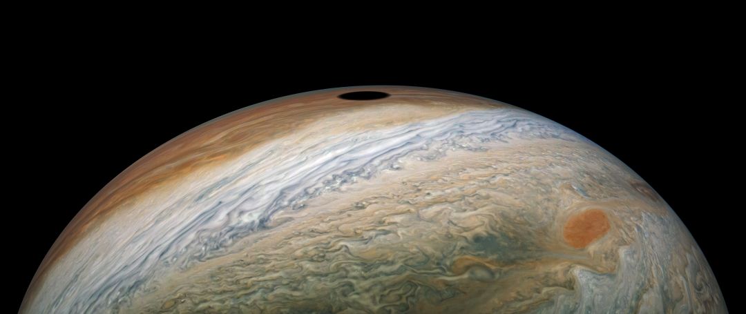 Imaginea 1: Umbra lui Jupiter surprinsă de sonda Juno deasupra norilor lui Jupiter în 12 septembrie 2019 de la 8000 km depărtare de planetă, în timp ce aceasta se îndrepta spre cel 22-lea survol al misiunii (foto: NASA/JPL-Caltech/SwRI/MSSS/Kevin M. Gill, sursă: The Planetary Society)