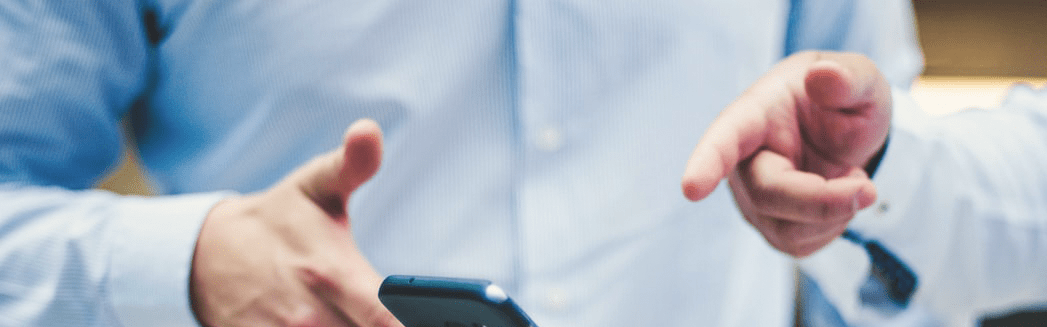 Smartphone mit App Zwei Männer zeigen auf Smartphone