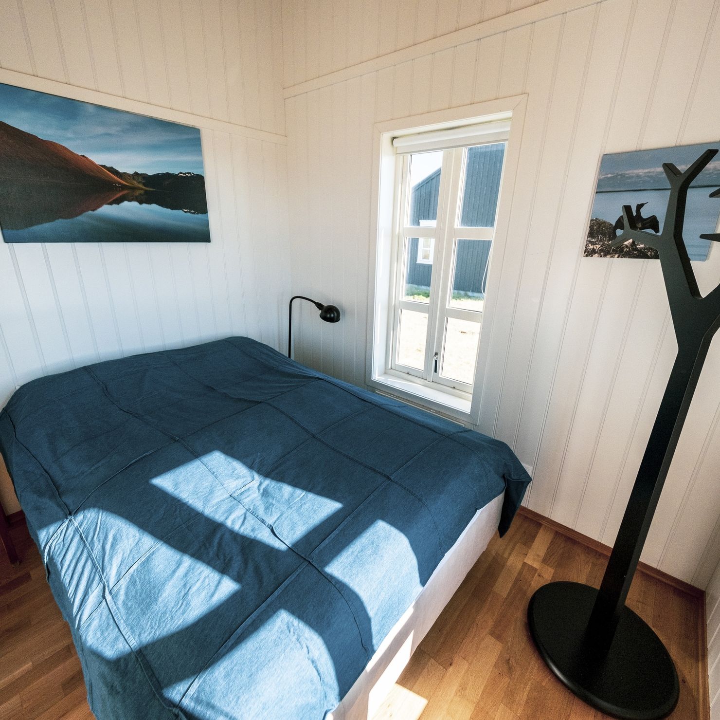 Helles und modernes Schlafzimmer mit einem bequemen Bett
