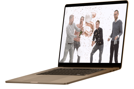 Laptop mockup met proostende mensen