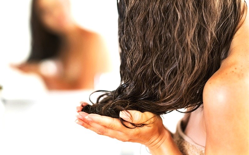 keep curly hair moisturized 
