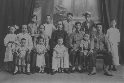 Chinese family, 1920s