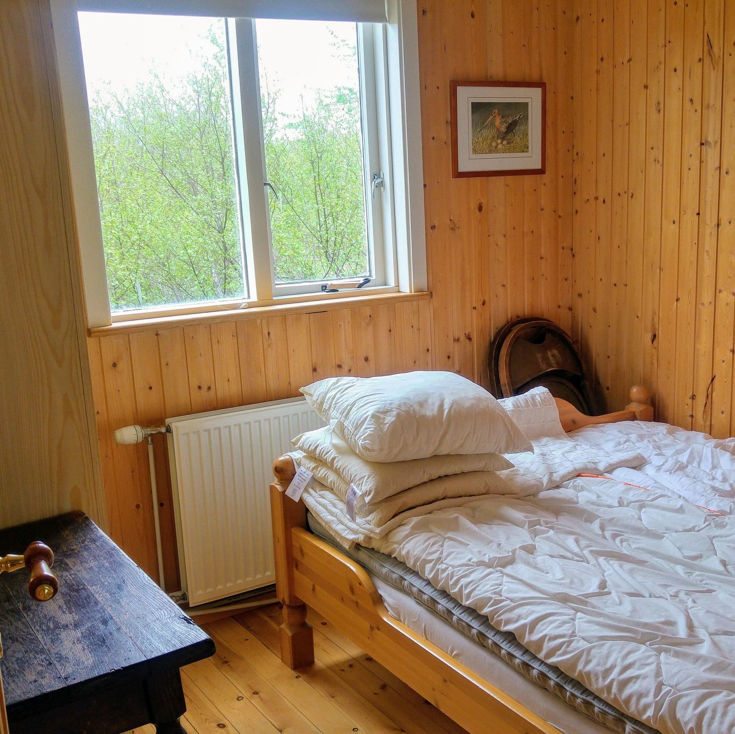 Schlafzimmer mit Doppelbett und Blick ins Grüne