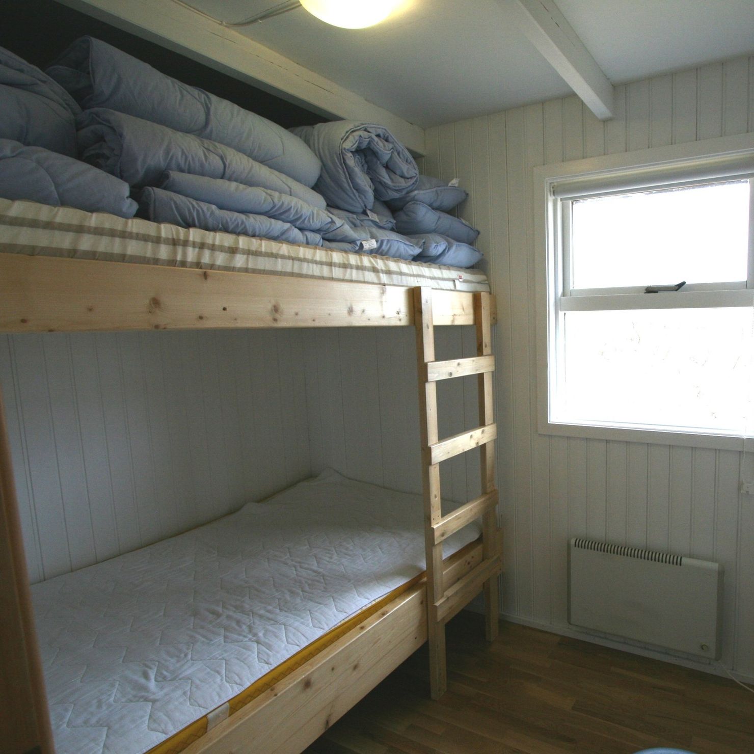 Helles Schlafzimmer mit Stockbett