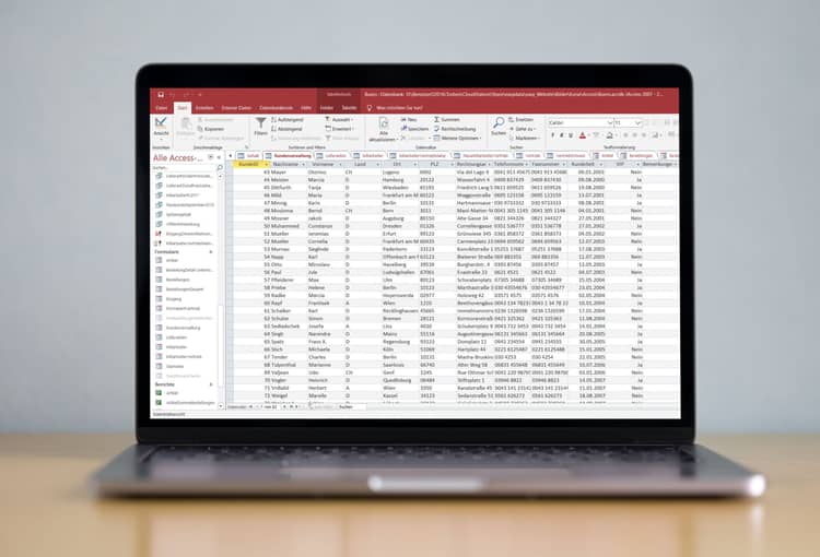Laptop mit Screenshot einer Access Tabelle