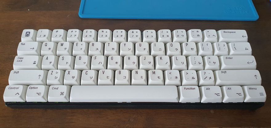 A photo showing a completed Pok3r with white Japanese keycaps.