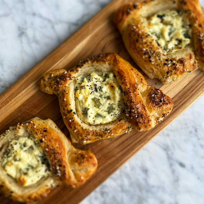 Ok I wanted to try something different with some of the croissant dough and I love savory pastries so here we are:
🥯”Everything bagel” croissant dough…