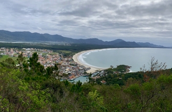 Vista aérea do canal da barra da lagoa com mar a direita e cidade a esquerda