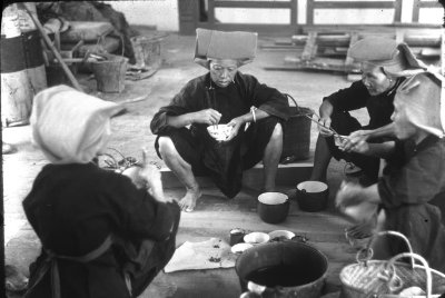 Samsui women having a meal at the worksite, 1954