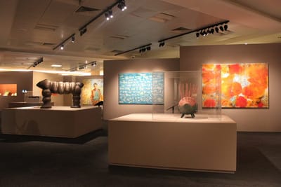 A photo overview of the exhibition. There are sculptures and paintings.