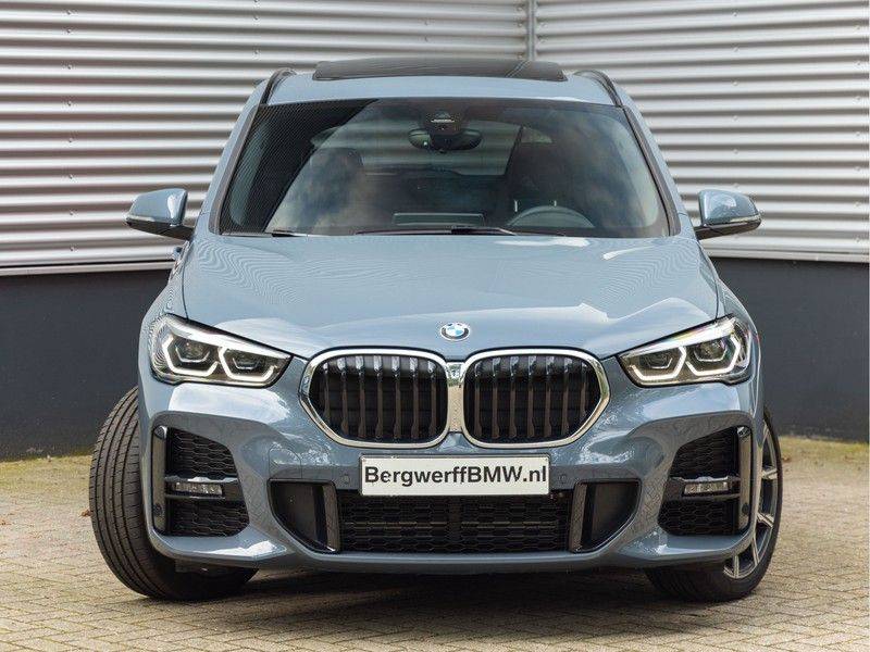 BMW X1 xDrive20i High Executive - Memoryzetel - Panorama - Trekhaak - Harman Kardon afbeelding 5