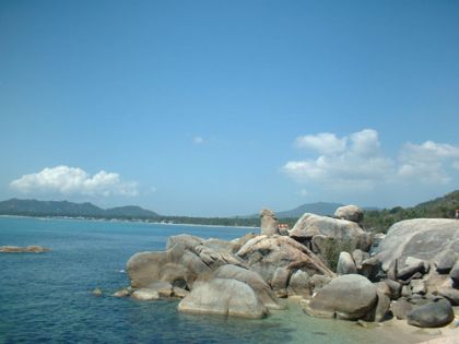 Die Thais nennen diese Steingruppierung Hin Da Hin Yai (Grossvater- und Grossmutter-Stein). Sie sehen anatomisch korrekt (vielleicht ein bisschen kurz) aus. Allerdings nur, wenn man von der Seite schaut. Die Touristen konzentrieren sich an dieser Stelle an die steinerne Varianten von Penis und Vagina. Ich habe aber einige andere Dinge beobachtet. Auf dem Photo oben sehe ich eine Hand.
Auf den folgenden Fotos sind wieder Hände zu sehen. Mal ganz normal ertrinkend...
... mal mit mahnend erhobenem Mittelfinger ...
Da hätte man doch wirklich mehr draus machen können als nur Gro?vater und Gro?mutter. Jedenfalls versammeln sich rund um die Steine auf engstem Raum viele Buden mit überaus lebensnotwendigen Materialien zur Erinnerung an diesen Ort. Keremel-Bonbons (so schreiben das die Kenner hier) und Karten die Steingruppierungen aus verschiedenen Perspektiven zeigen.
Gro?mutter habe ich übrigens nicht gefunden. Vermutlich fehlt mir da die visuelle Erfahrung oder die Vorstellungskraft. Nichtsdestotrotz möchte ich von diesem nur vermeintlichem Manko mit dem folgenden Bild ablenken: Wasser. Blau. Ich habe das Geräusch aufgenommen.
?berhaupt. Der Sonntag war ein überaus blauer Tag.