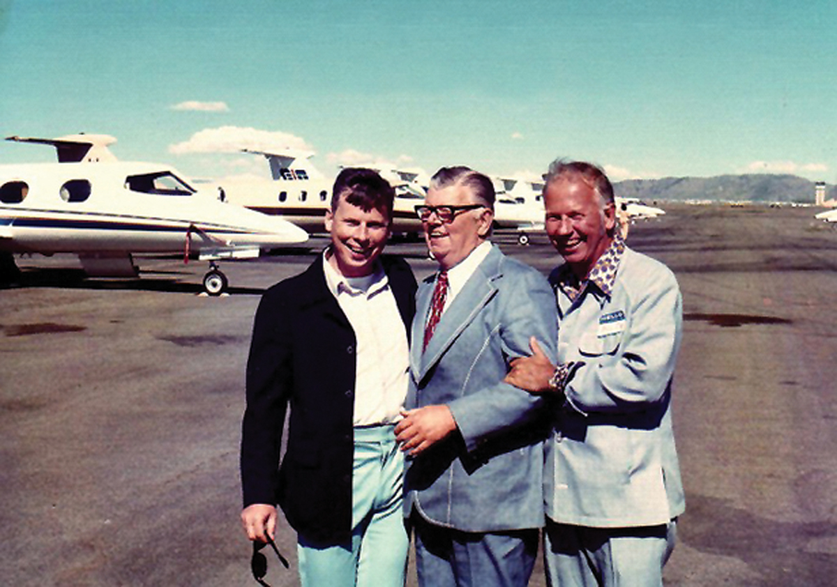 Lear, son père et Bill Lear Jr. venant d'atterrir à Reno en 1977