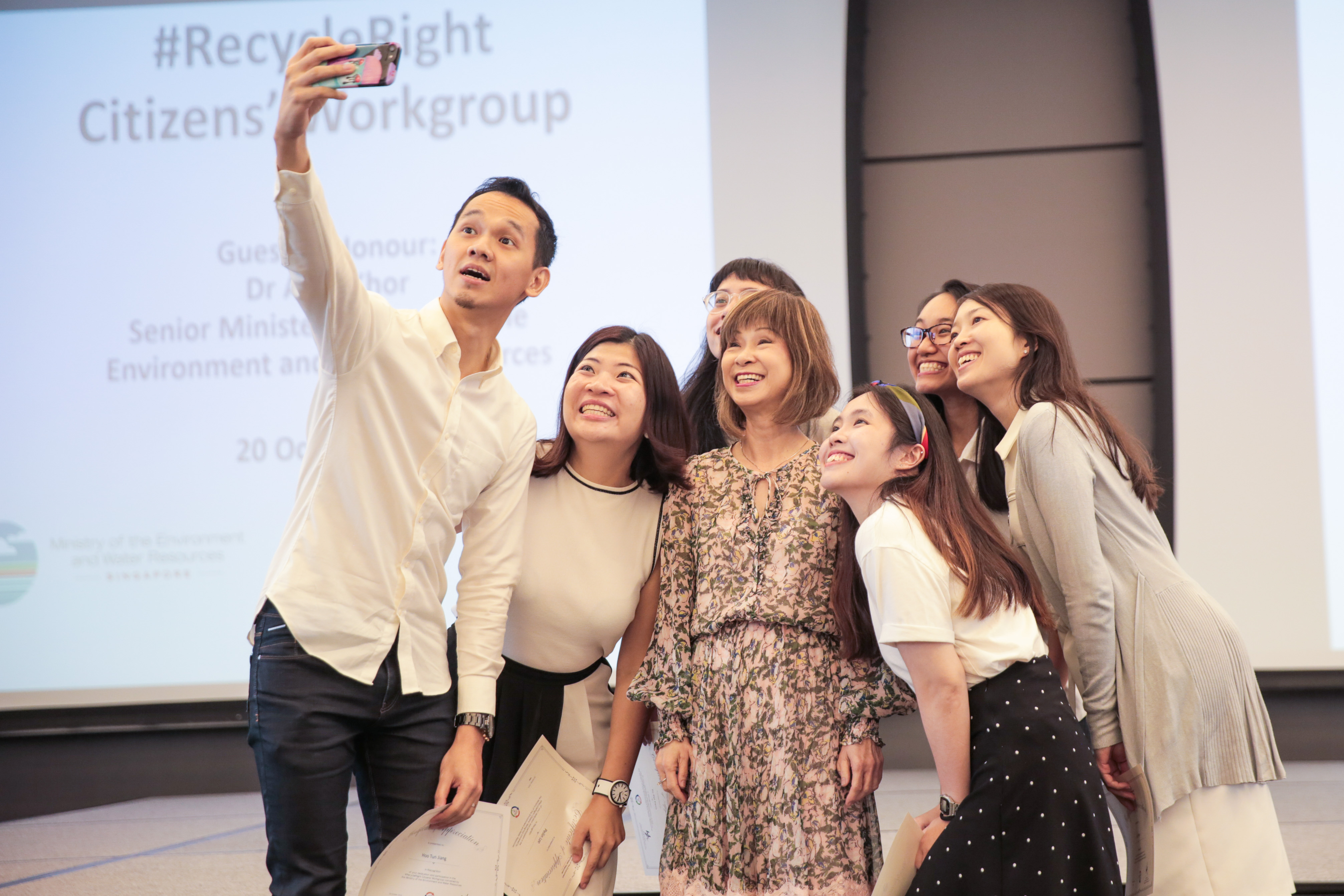 Participants taking a selfie with Dr Amy Khor