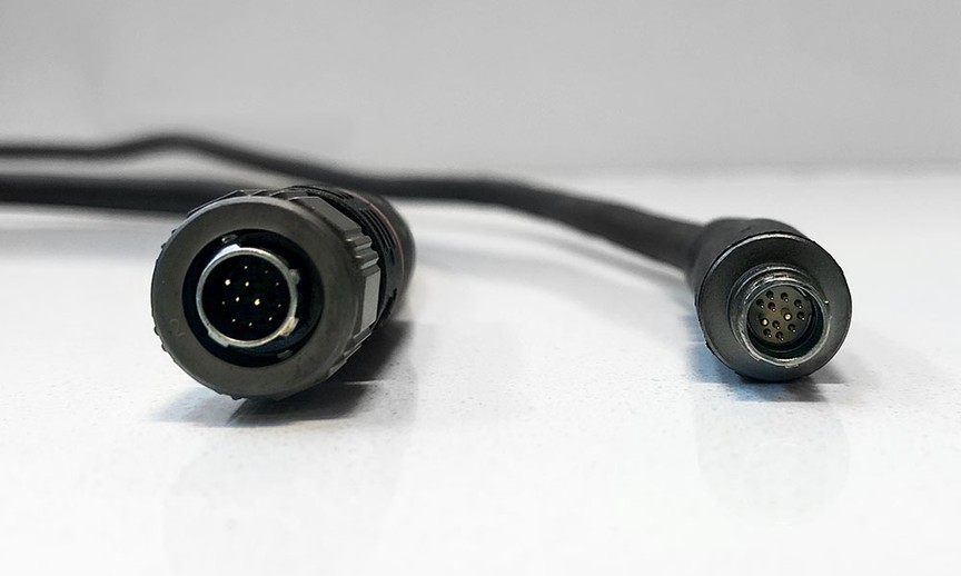 Left: New 26AWG cable with bayonet connector
Right: Previous cable with push-pull connector