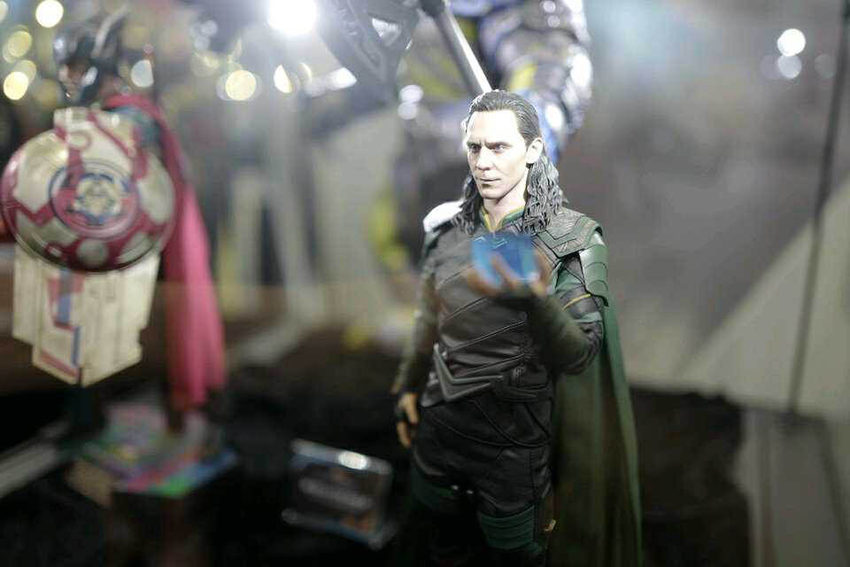 Hot Toys Loki Marvel 1/6 Scale Action Figure