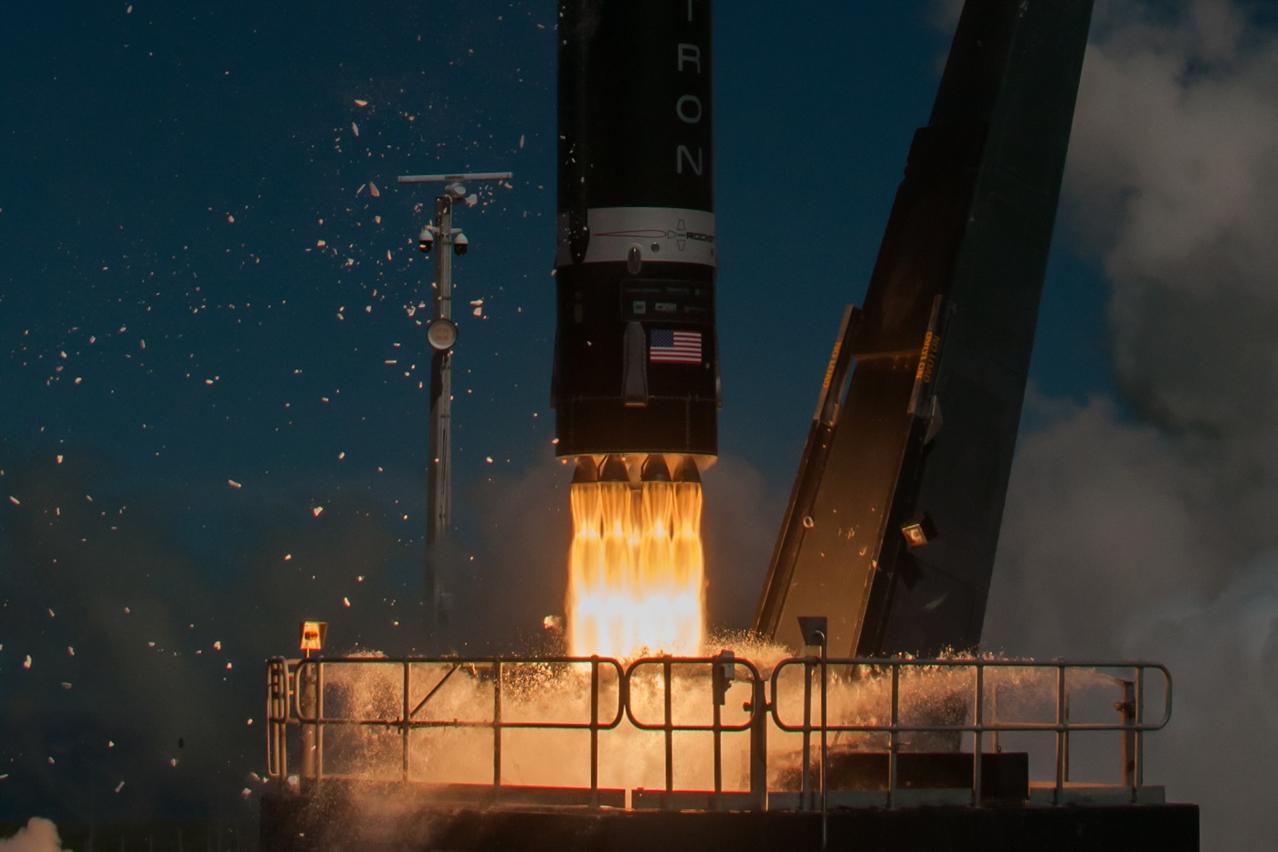 Imaginea 1: Lansarea rachetei Electron în misiunea As The Crow Flies, propulsată de cele nouă motoare Rutherford cu combustibil lichid (kerosen și oxigen), de pe rampa LC-1 de la baza Mahia din Noua Zeelandă, 17 octombrie 2019 (Sursa foto: RocketLab)