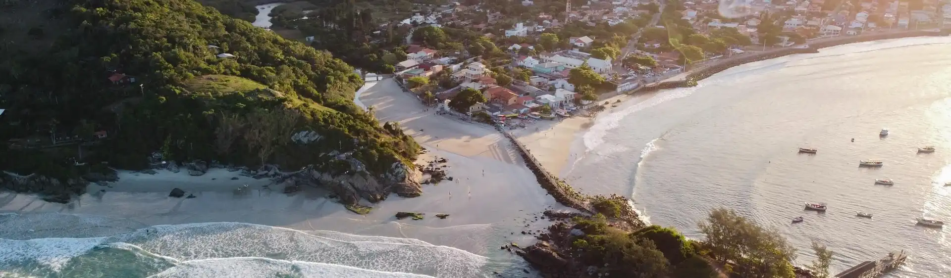 Foto aerea da praia da armação pegando inicio da praia do Matadeiro a esquerda