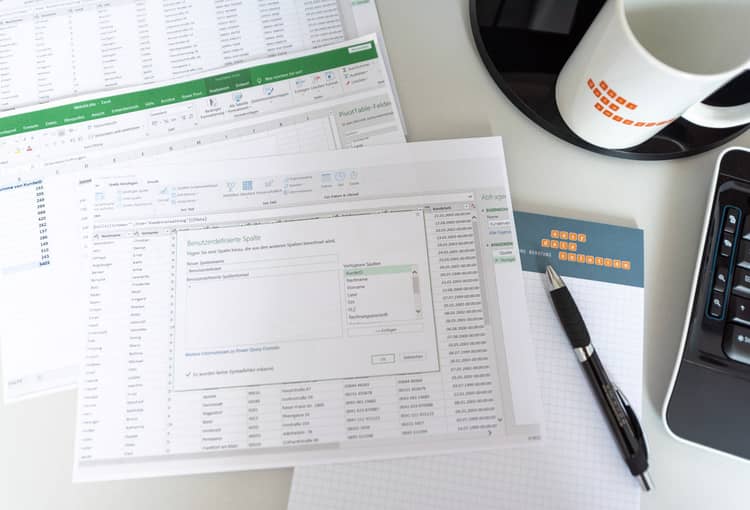 Excel-Schulungsunterlagen mit Tasse und Kugelschreiber
