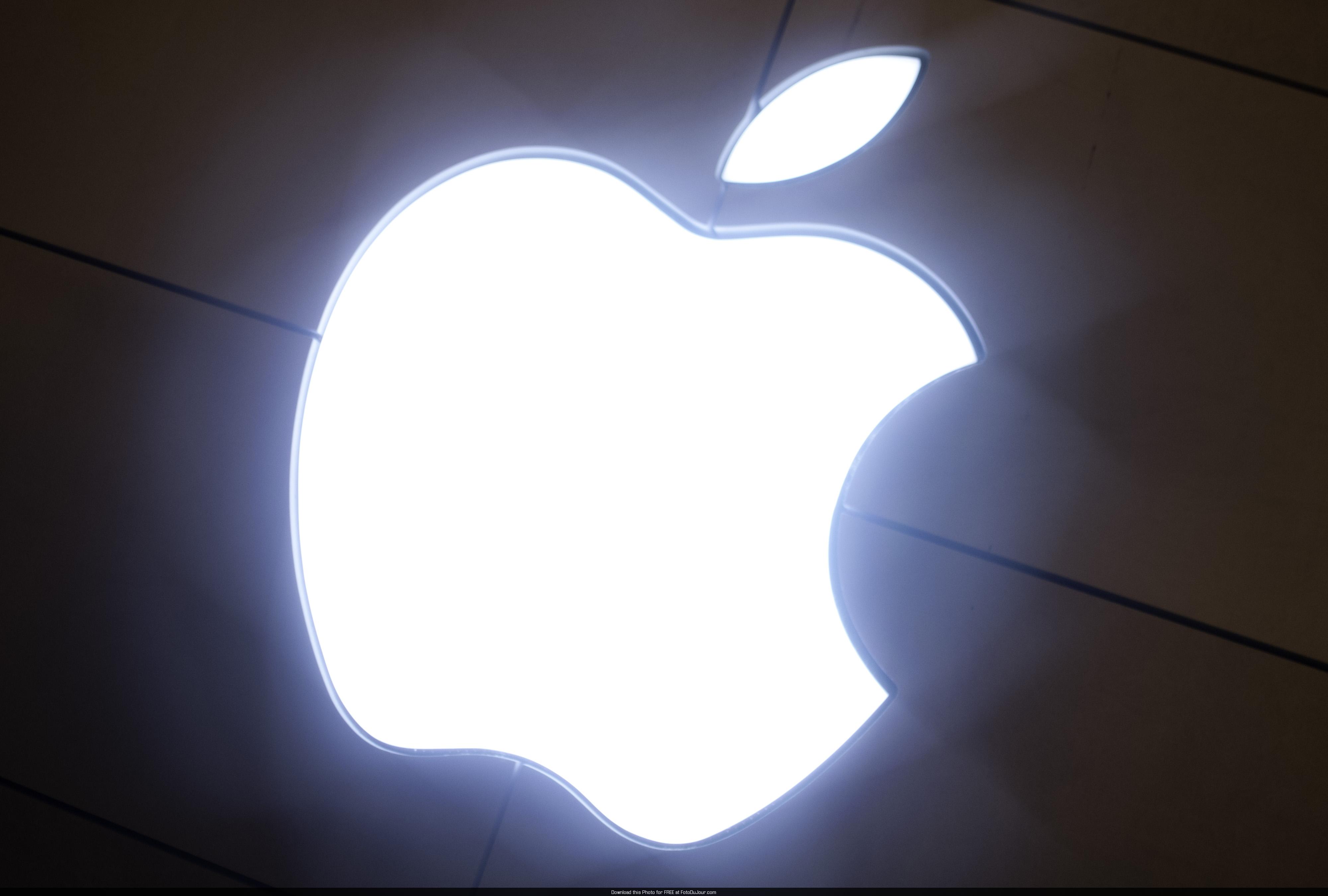 Apple-Retires-Glowing-Logo-On-New-MacBook-4