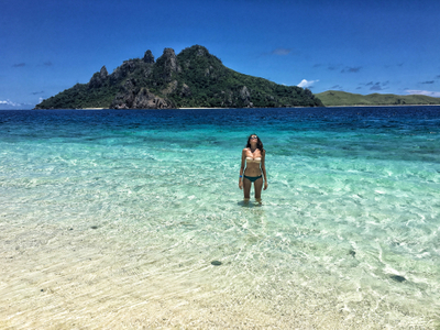 Laura, a bare feet expat life between Antigua & Barbuda, Fiji and South Africa. Read our interview and find out more about these adventures!