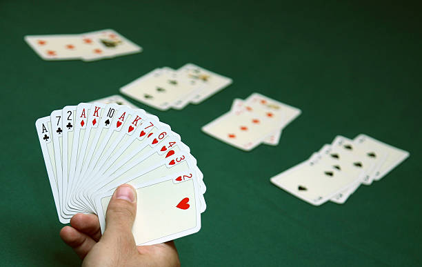 spilleførers kort i forgrunnen, med blindemanns kort liggende på et mørkegrønt bord