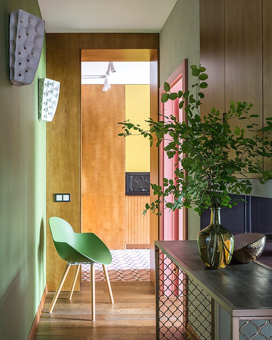 Make Interiors | По проекту сначала мы предложили более лаконичные бра на стену! Но заказчица сказала, что они скучные😅 Тогда мы кинулись на поиск, перелистали кучу каталогов- и нашли! Эти бра- кораллы из гипса очень оригинальные и дают интересные световые пятна на стене👌🏻 Иногда заказчики тоже направляют нас на более смелые решения, хотя в 99% случаев- все наоборот😂☺️
