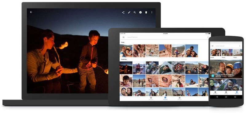 A interface do Google Fotos exibida em um notebook, um tablet e um smartphone