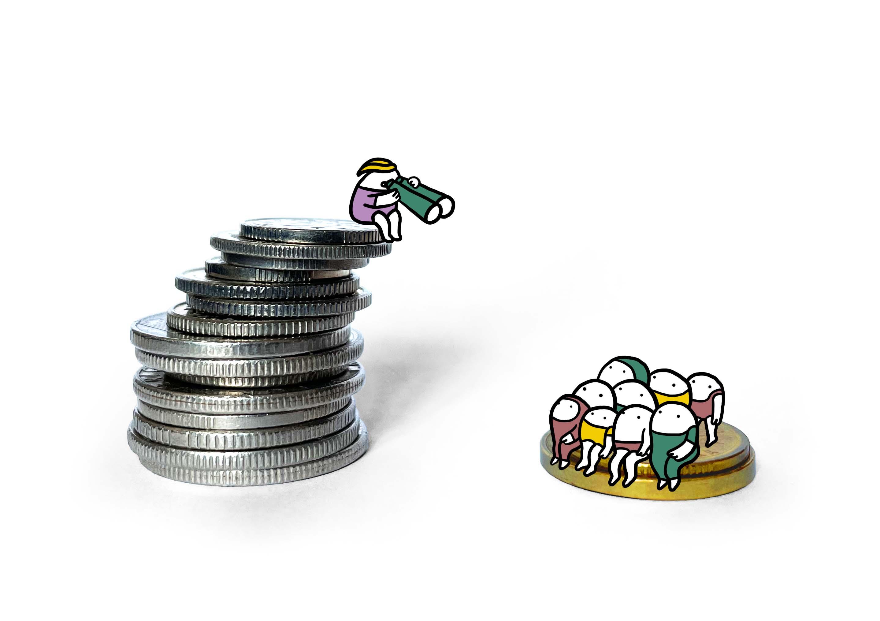 Eine Figur schaut von einem Stapel Münzen auf andere Figuren herab.