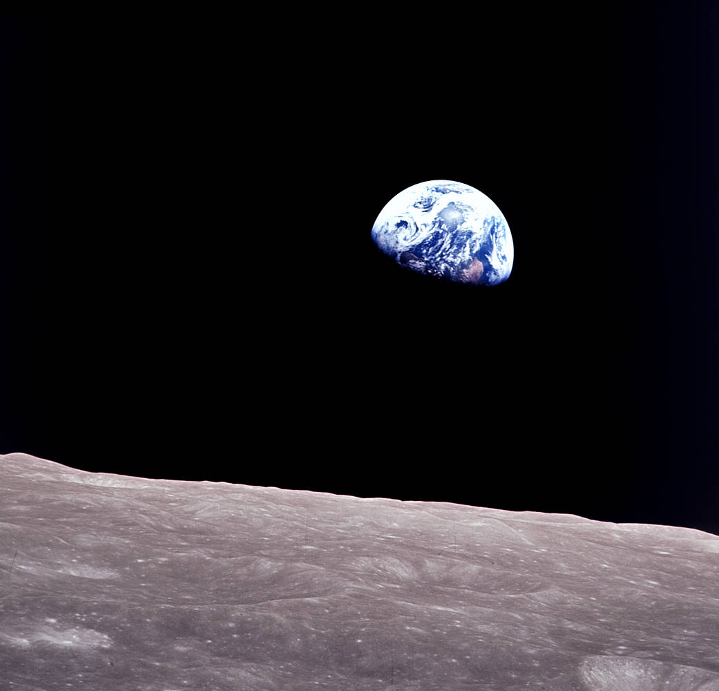 Imaginea 1: Răsăritul Pământului de sub orizontul lunar, suprins de echipajul misiunii Apollo 8, care în 1968 a dat un ocol Lunii, într-un test premergător aselenizării care urma să aibă loc câteva luni mai târziu (sursa foto: NASA)