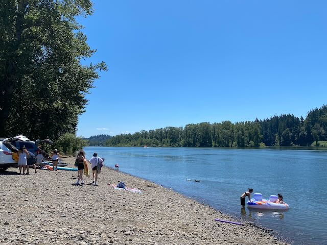 Stopped down by the Willamette river for some chill time.