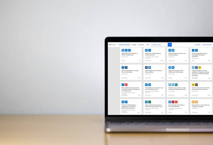Laptop mit Power Automate Laptop auf Schreibtisch mit Power Automate auf Bildschirm