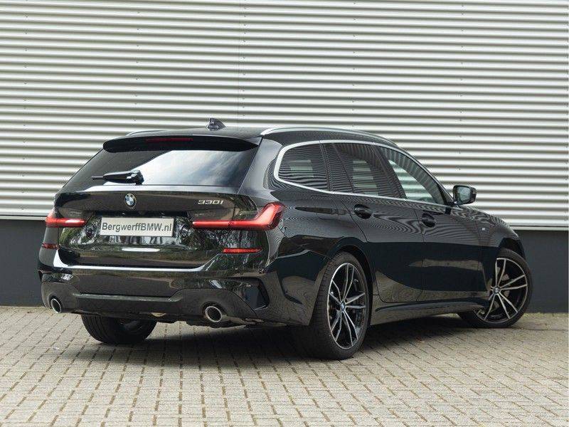 BMW 3 Serie Touring 330i M-Sport - Panorama - Trekhaak - Camera - Harman Kardon afbeelding 2