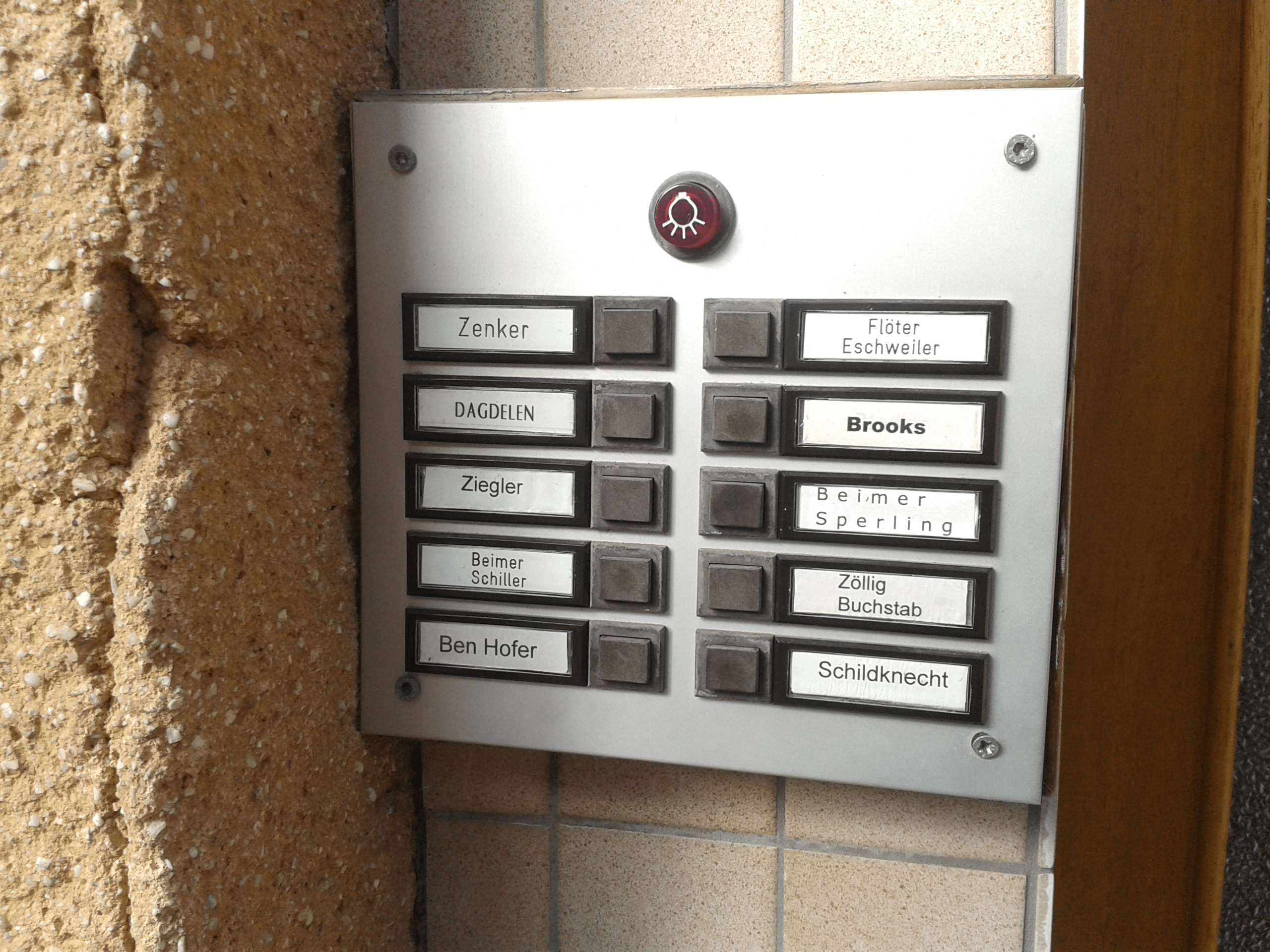 Klingelschild am TV-Set der Lindenstraße