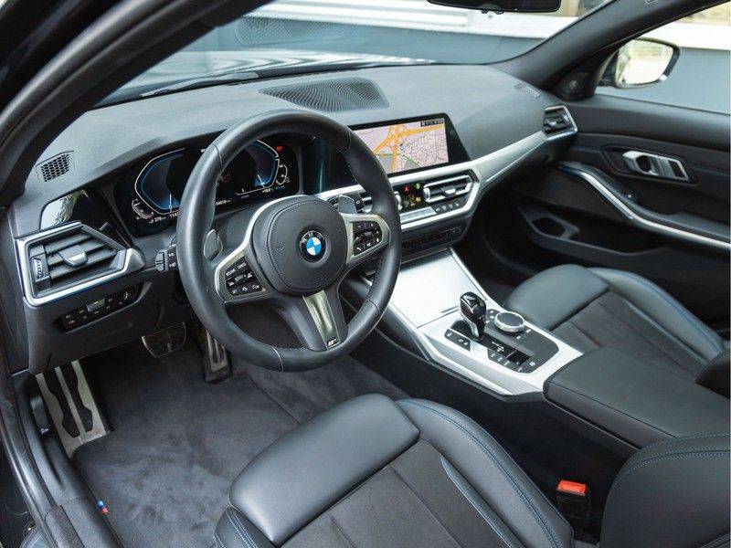 BMW 3 Serie Touring 330e xDrive M-Sport - Panorama - Harman Kardon - Active Cruise afbeelding 12