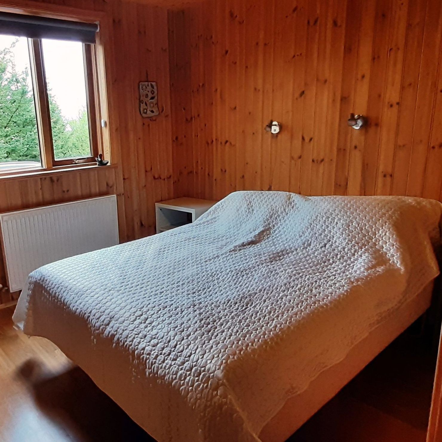 Schlafzimmer mit Fenster, Schrank und Doppelbett