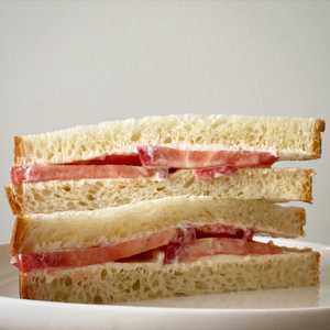Simple tomato sandwich