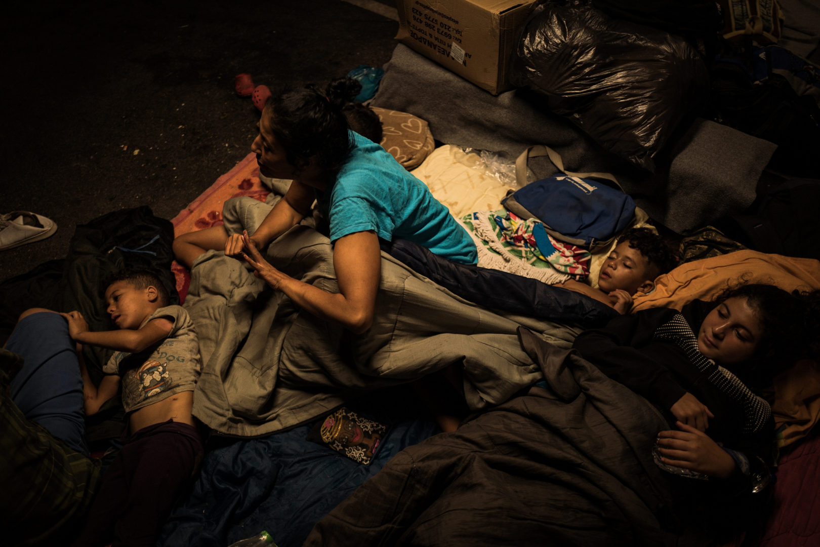Eine obdachlose Flüchtlingsfamilie schläft auf den Straßen von Lesbos. Foto: Nicola Zolin