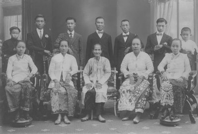 Straits Chinese family, 1920s