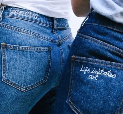“Life imitates art” brodée la poche arrière d'un pantalon