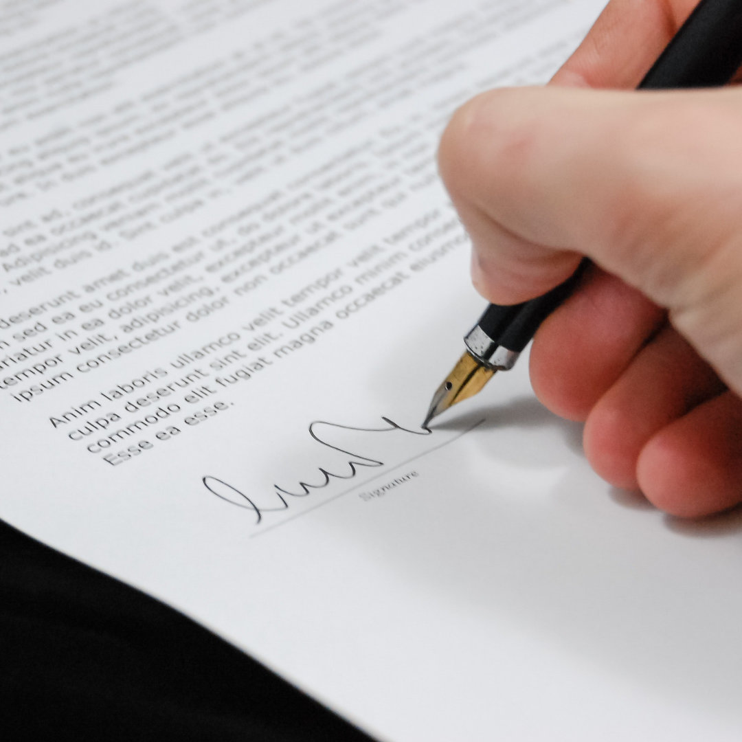 Firma del contrato de arriendo y entrega de la propiedad.